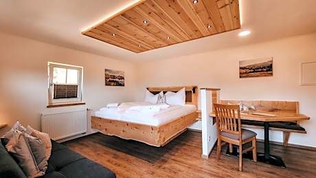 Apartment with Mountain View