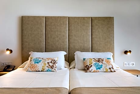 DOUBLE POOL VIEW 2 ADULTS + 1 CHILD