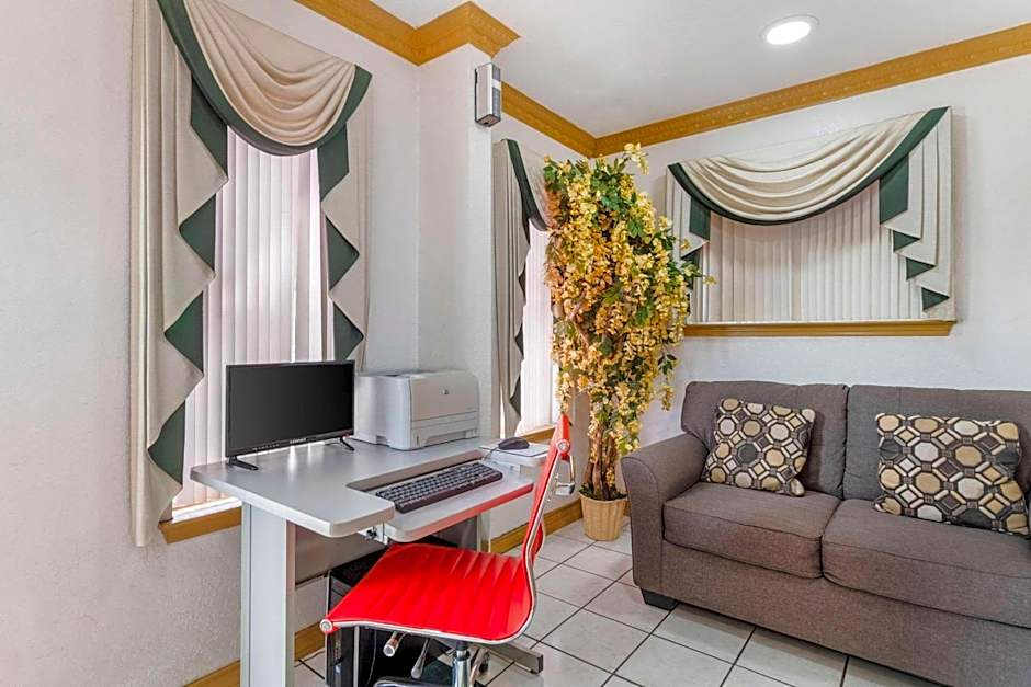 Econo Lodge Inn & Suites Near Lackland AFB