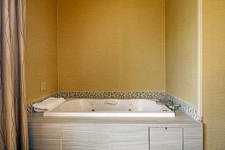 1 King Suite Jetted Tub
