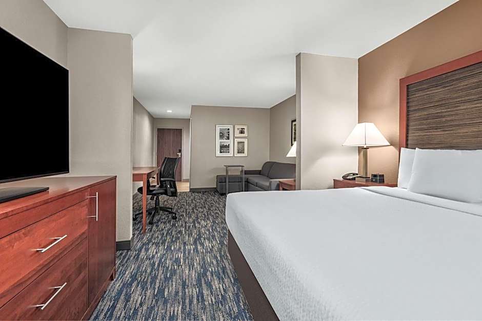 La Quinta Inn & Suites by Wyndham Midwest City - Tinker AFB