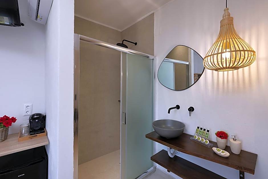 Chrysonisos Suites with Sunset & Seaviews near Kini