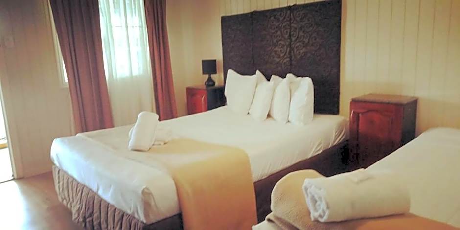 Country Plaza Motor Inn