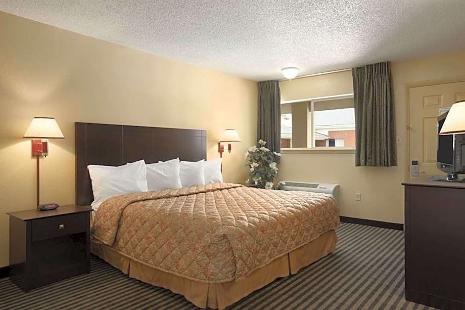 Days Inn by Wyndham Lawton