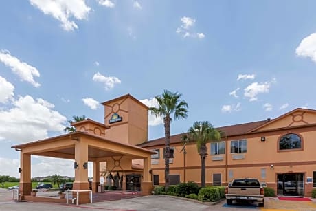 Days Inn & Suites by Wyndham Pasadena
