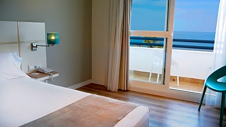 sea front room 2 adults + 1 ch