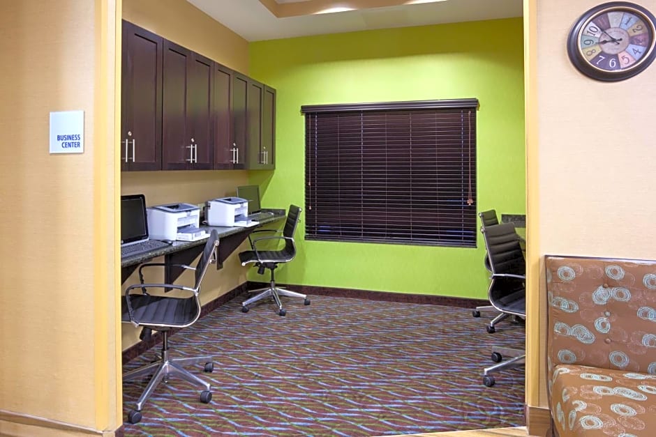 Holiday Inn Express & Suites Fort Dodge, an IHG Hotel