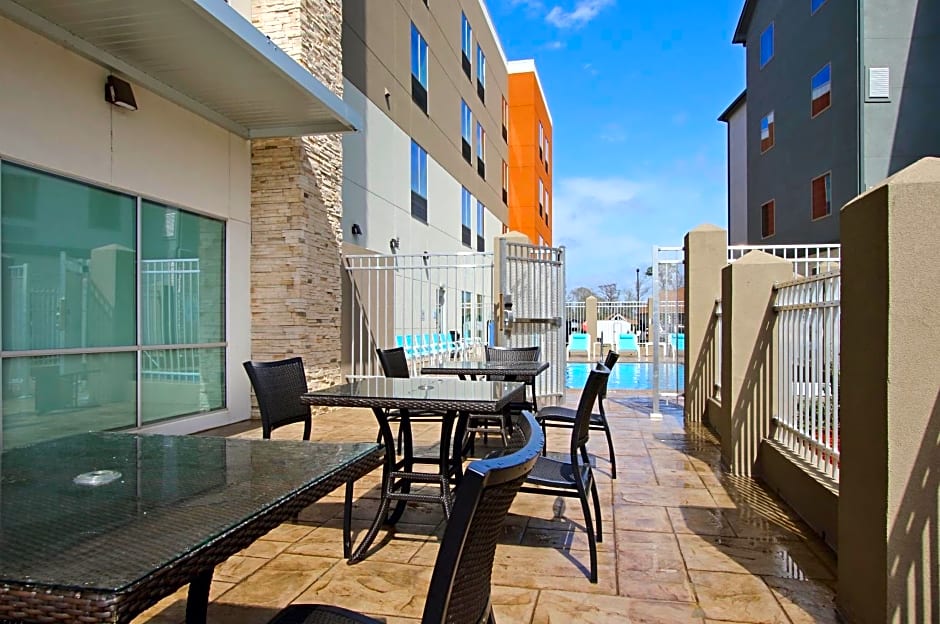 Holiday Inn Express & Suites - Lake Charles South Casino Area, an IHG Hotel