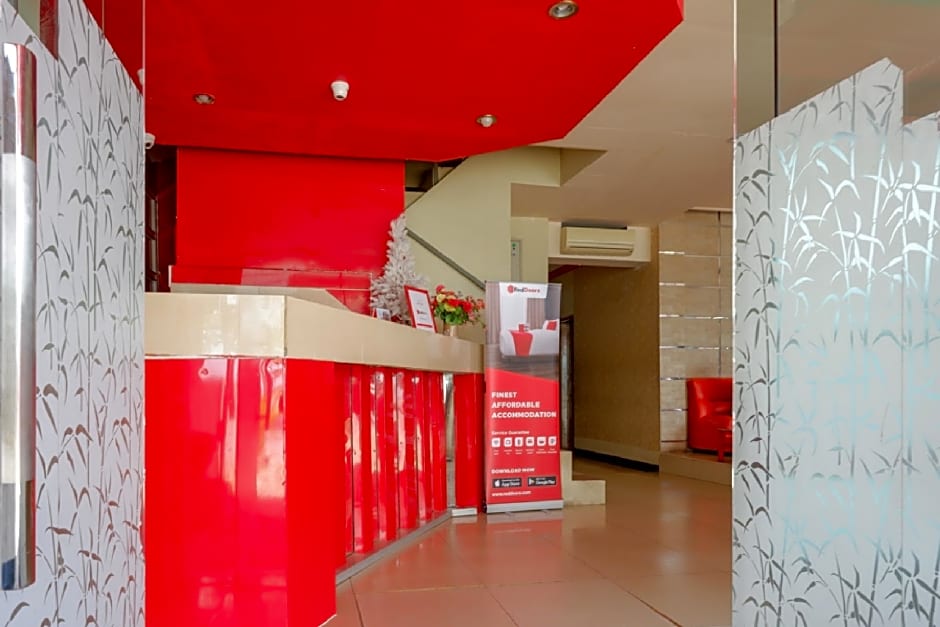 RedDoorz near Kendari Beach 2