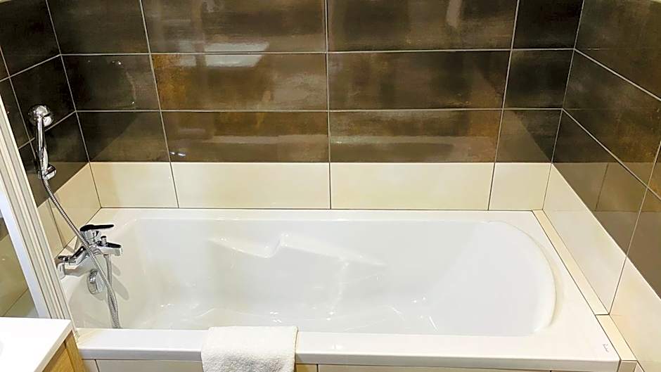 Hotel Martinez Grenay