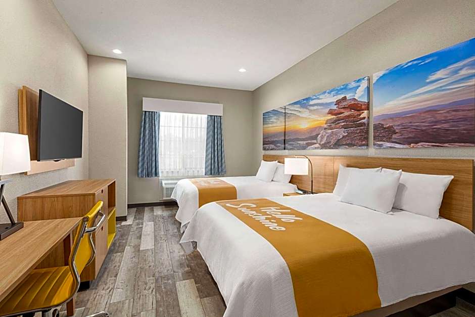 Days Inn & Suites by Wyndham Greater Tomball