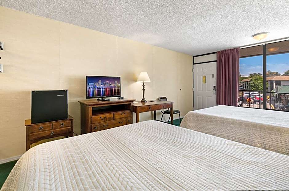 Candlewick Inn and Suites