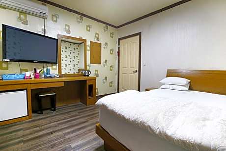 Nonsan Hwangje Motel