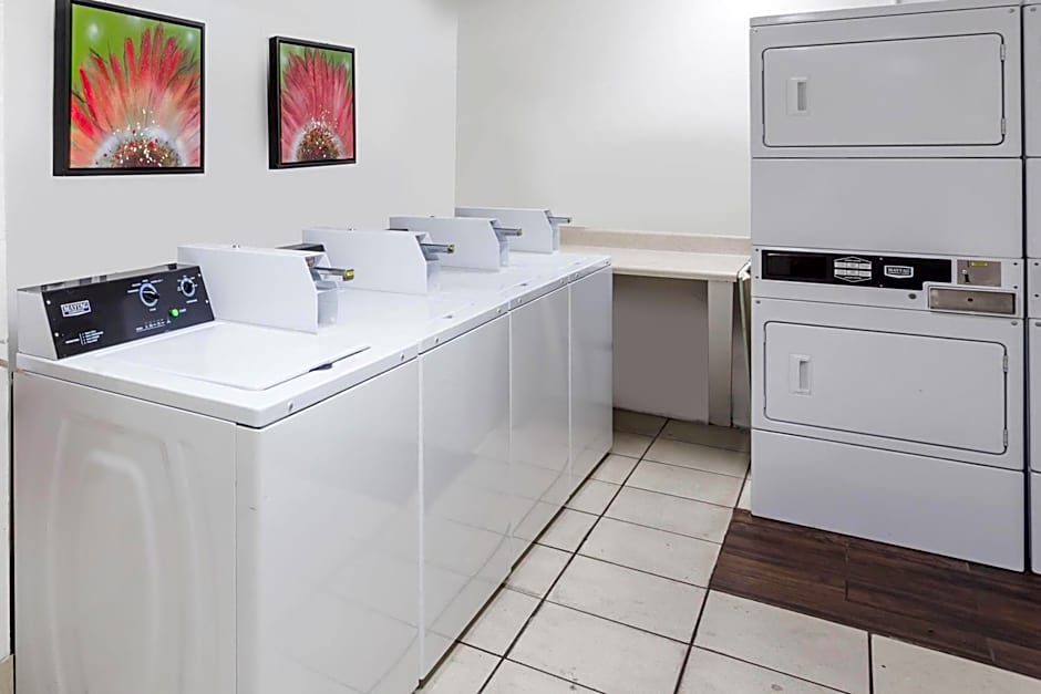 Days Inn by Wyndham St. Petersburg / Tampa Bay Area