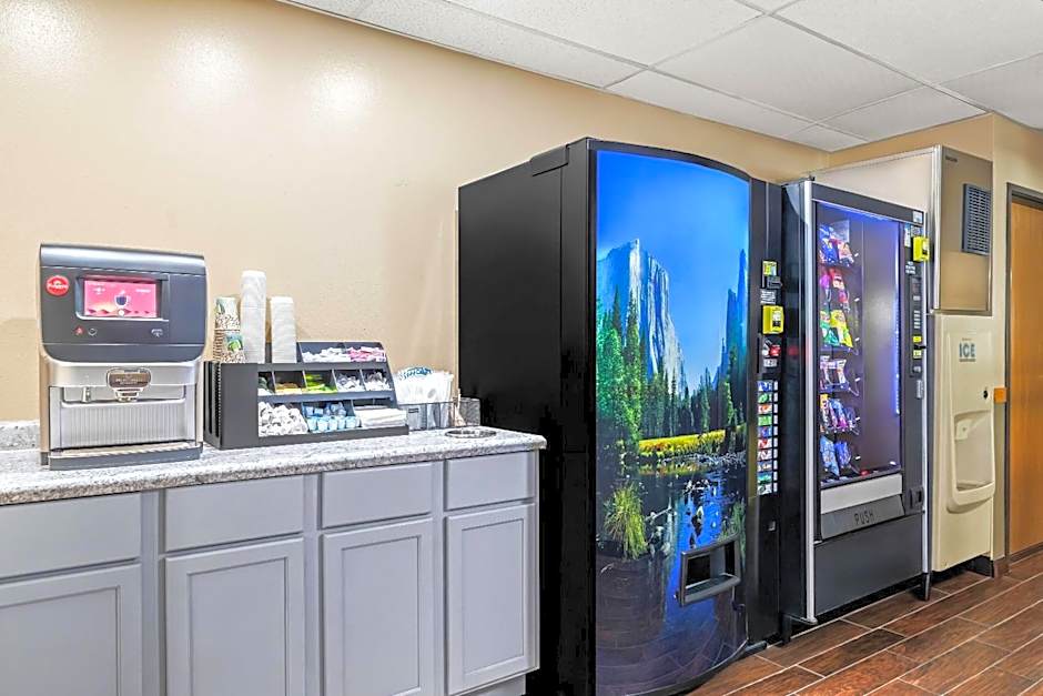 Super 8 by Wyndham La Crosse