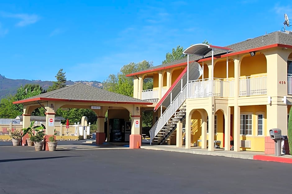 Upper Lake Inn & Suites