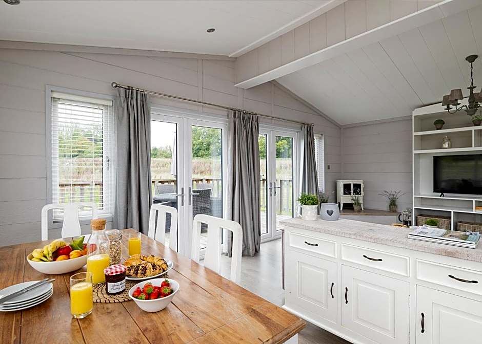 Cherry Bird Lodge Escape