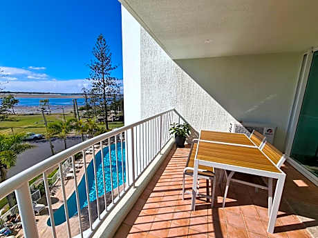 Deluxe One-Bedroom Apartment