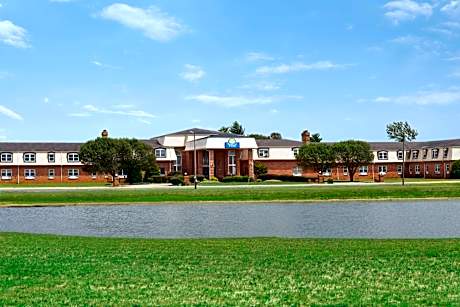 Days Inn and Suites by Wyndham Sikeston