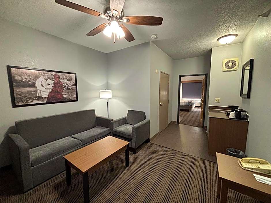 AmericInn by Wyndham Galesburg