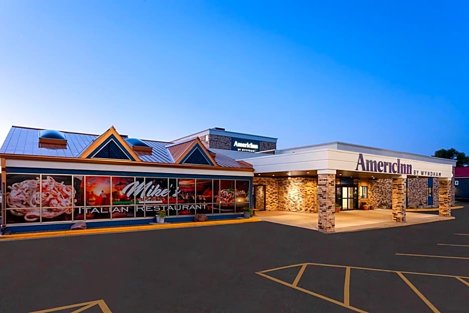 AmericInn & Suites by Wyndham Baraboo Event Center