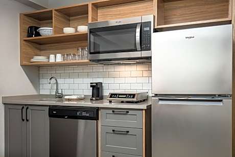 Standard Room with Roll In Shower - Communications/Mobility Accessible