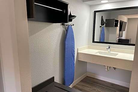 1 King Bed | Mobil Acc RI Shwr Nsmk Kitchen