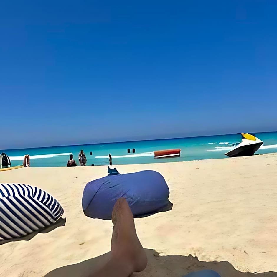 Nice luxurious stay in a modern airconditioned suite , Flat screen TVs, Free Wi-Fi, balcony in the heart of Alexandria