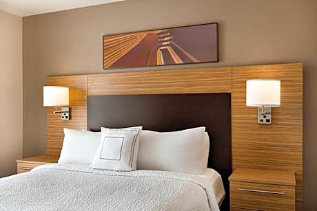 One-Bedroom Queen Suite