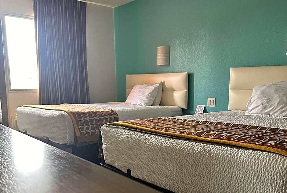 Howard Johnson by Wyndham Clarksville Tennessee