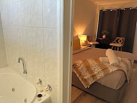 Queen Room with Spa Bath