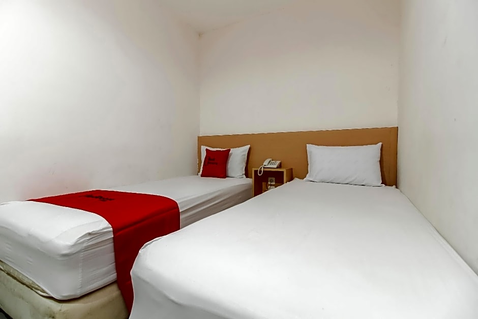 RedDoorz Plus near Galaxy Bekasi