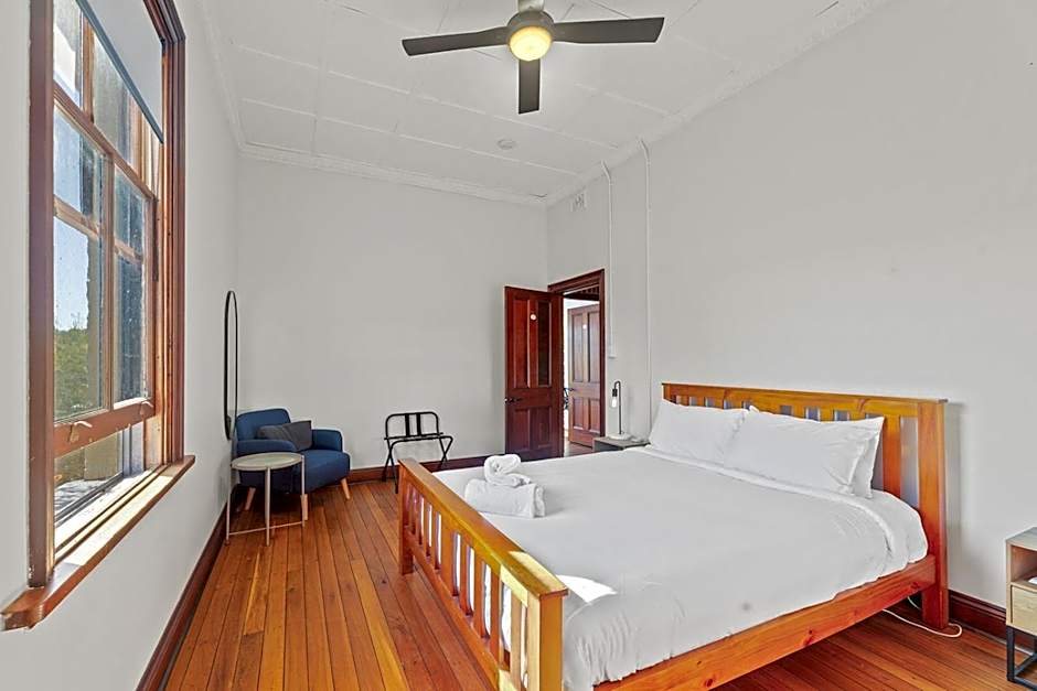 On Chapel St, The Royal Hotel Dalton