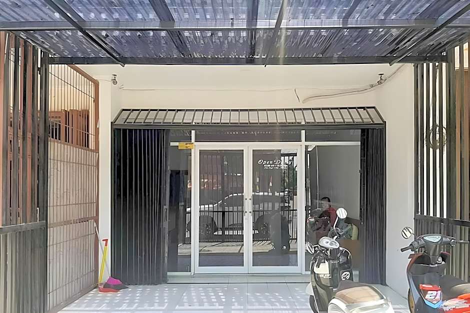 RedDoorz near Alun Alun Kota Serang