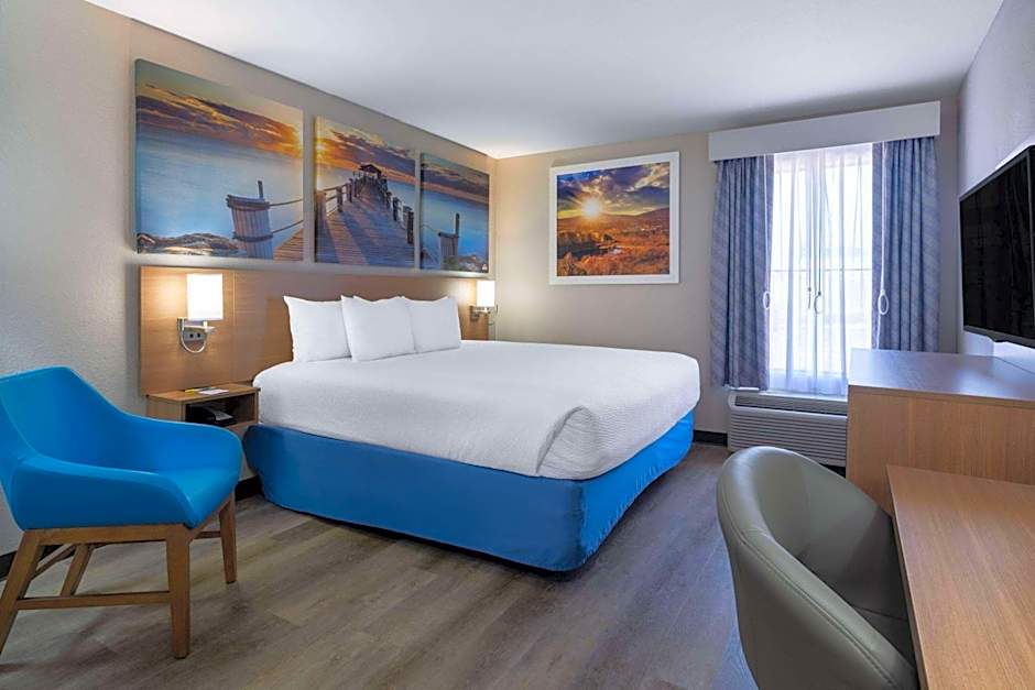 Days Inn & Suites by Wyndham Commerce