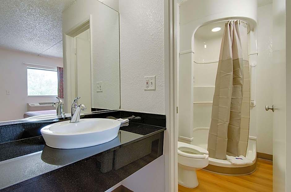 Motel 6-Salina, KS
