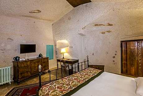 Deluxe Cave Room