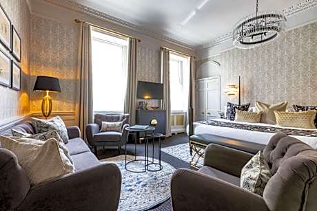 Four Post Bed Suite