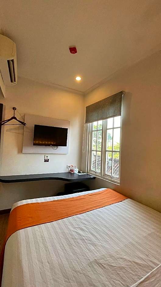 Front One Boutique Tugu Muda Semarang