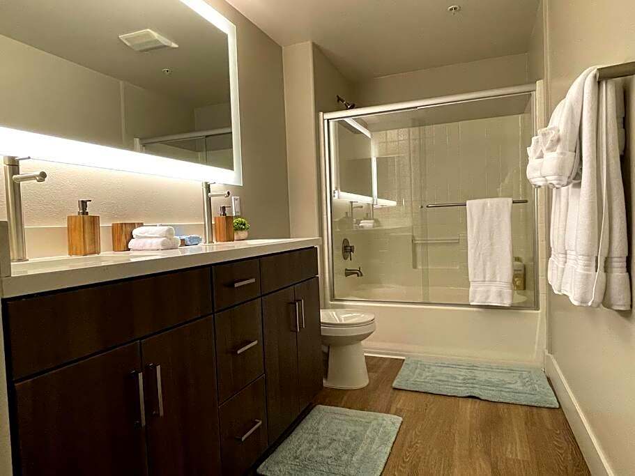 Cozy 2 Bedroom 2 Bathroom Condo with Pool, Gym, Spa