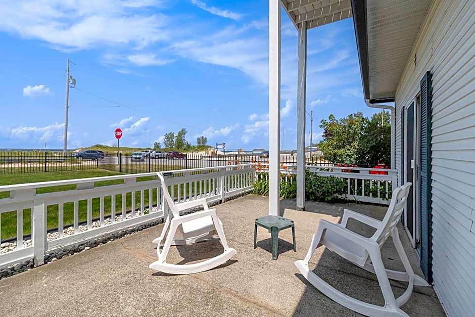 Snyders Shoreline Inn