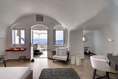 Absolute Suite with Private Hot Tub & Caldera View
