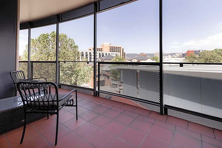 Inner-city 2 bedroom apartment - perfectly located