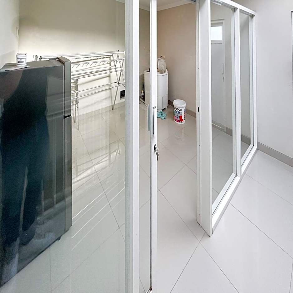 Queen Belt Mitra Reddoorz