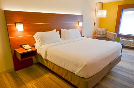 Standard King Room with Roll-in Shower - Mobility Accessible