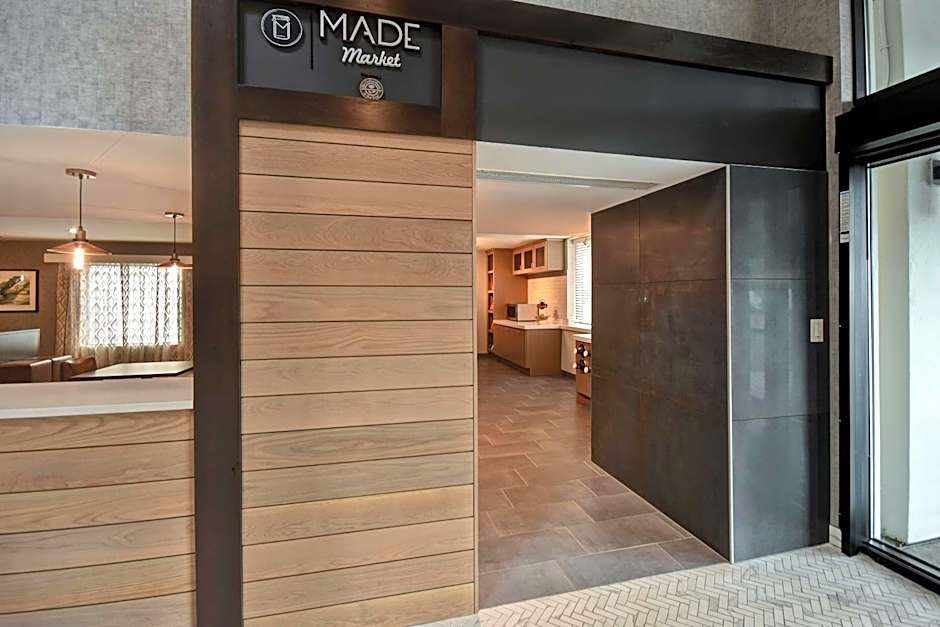 DoubleTree by Hilton St. Louis-Airport