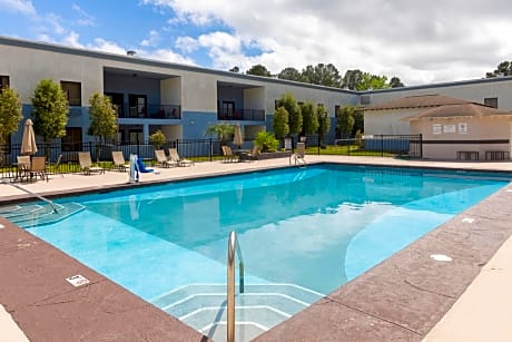Cottonwood Suites Savannah Hotel & Conference Center