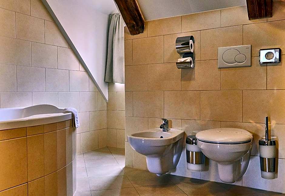 Three Golden Crowns Apartments