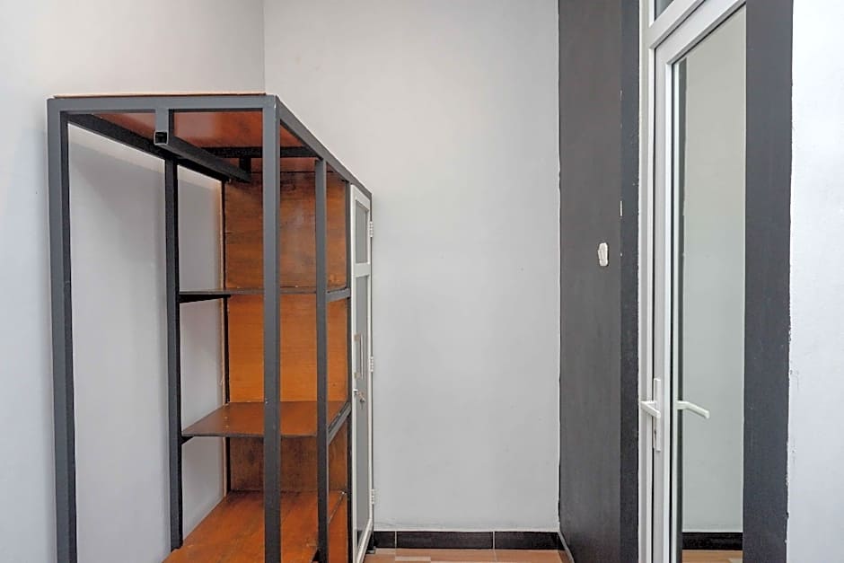 RedDoorz Plus near Patung Kuda Undip