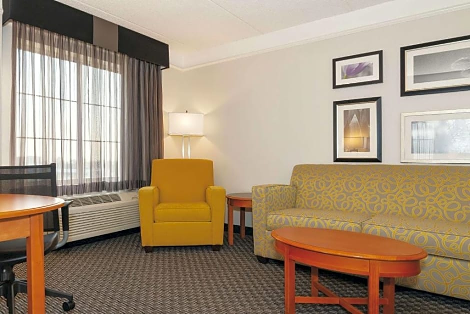 La Quinta Inn & Suites by Wyndham Ontario Airport